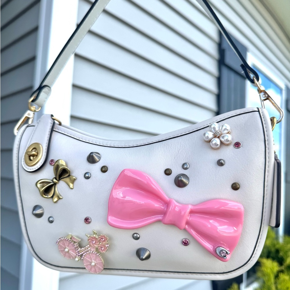 Coach upcrafted swinger 23 full size with pin bow and rivets